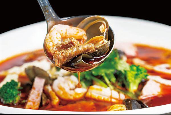 Chengdu Spicy Steam Pot With Seafood Meat And Veggie